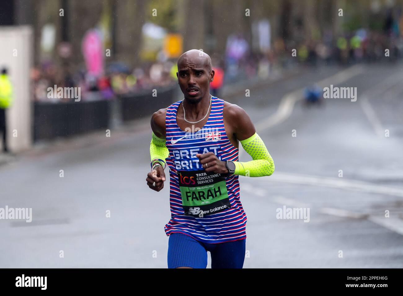 Westminster, London, Großbritannien. 23. April 2023. Sir Mo Farah läuft beim London Marathon in Westminster. Sir Mo kam 9. bei seinem letzten London-Marathon und hat angekündigt, dass er im September in Rente gehen wird. Es war eindeutig ein emotionaler Tag für Sir Mo. Tausende von Menschen folgten der Route und jubelten laut, als er durch Westminster lief. Kredit: Alamy Live News Stockfoto