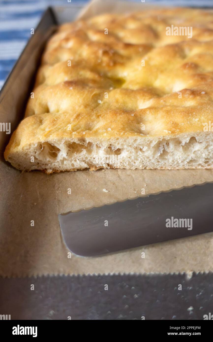 Italienische Focaccia. Frisch gebackene und in Scheiben geschnittene  italienische weiße Pizza in einer Pfanne. Pizzabrot. Römische Pizza  Stockfotografie - Alamy