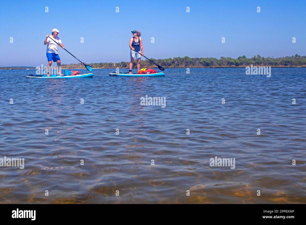 Stand-up-Paddleboarding an den Gippsland Lakes Stockfoto