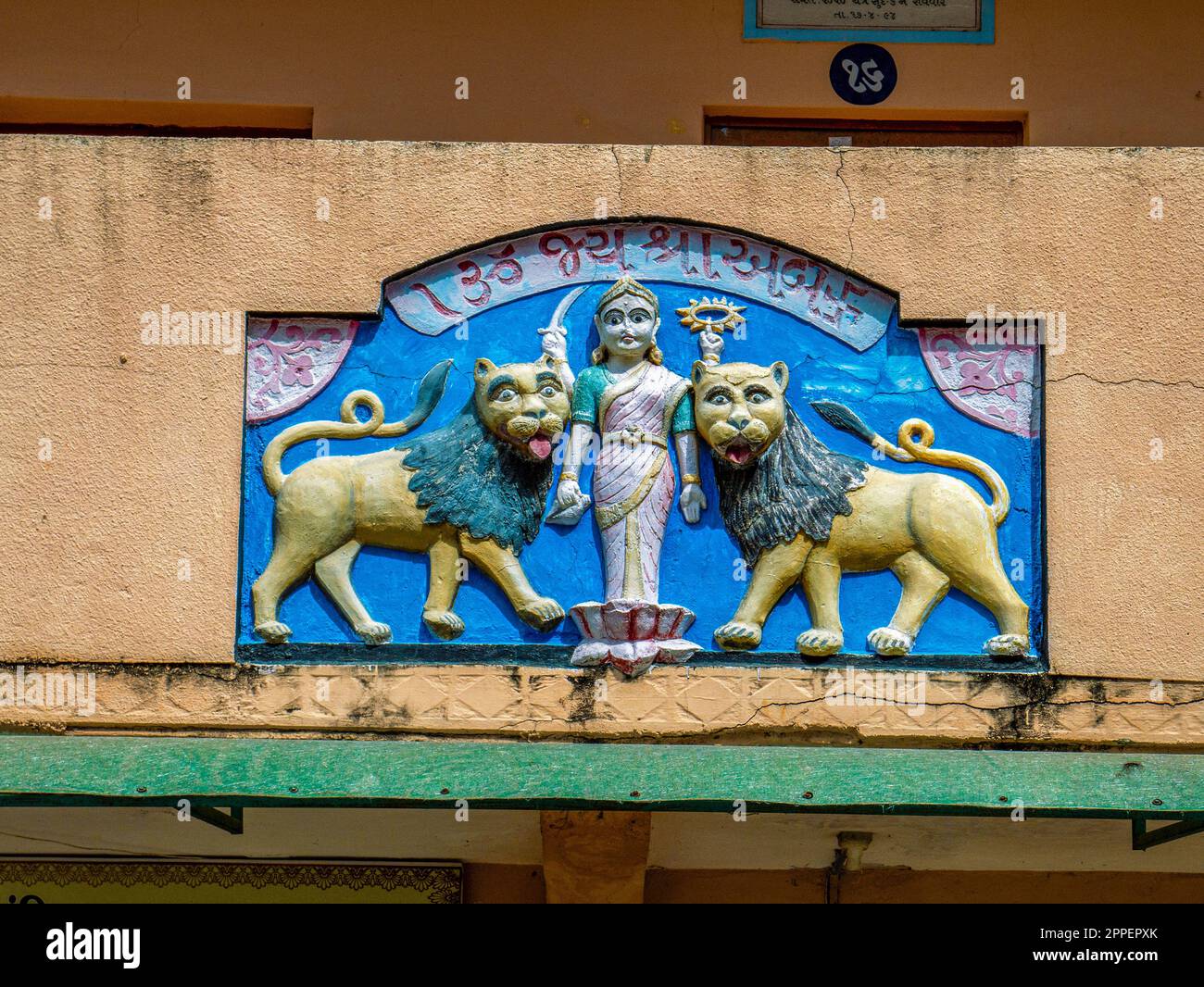 10 30 2019 Stucko Work Lione und Ambika devi's Skulptur auf dem alten Choultry dharamsala in Khedbrahma Sabarkantha Gujarat India. Stockfoto