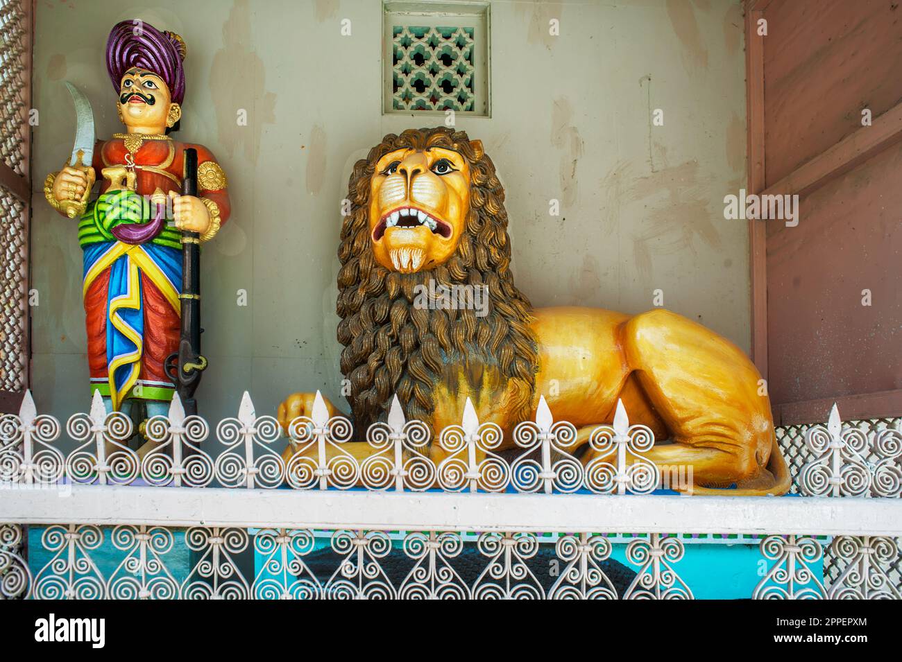 06 25 2012 Stucko-Werke von Löwen und Zwergen Aaurd neben dem alten swaminarayan-Tempel Muli Surendranagar Saurashtra Gujarat Indien. Stockfoto