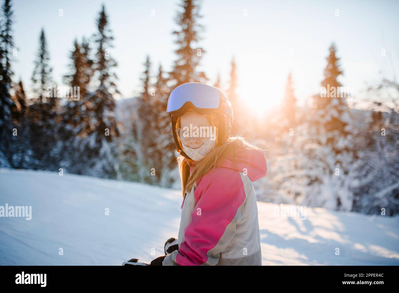 Blick auf ein Mädchen auf der Skipiste Stockfoto