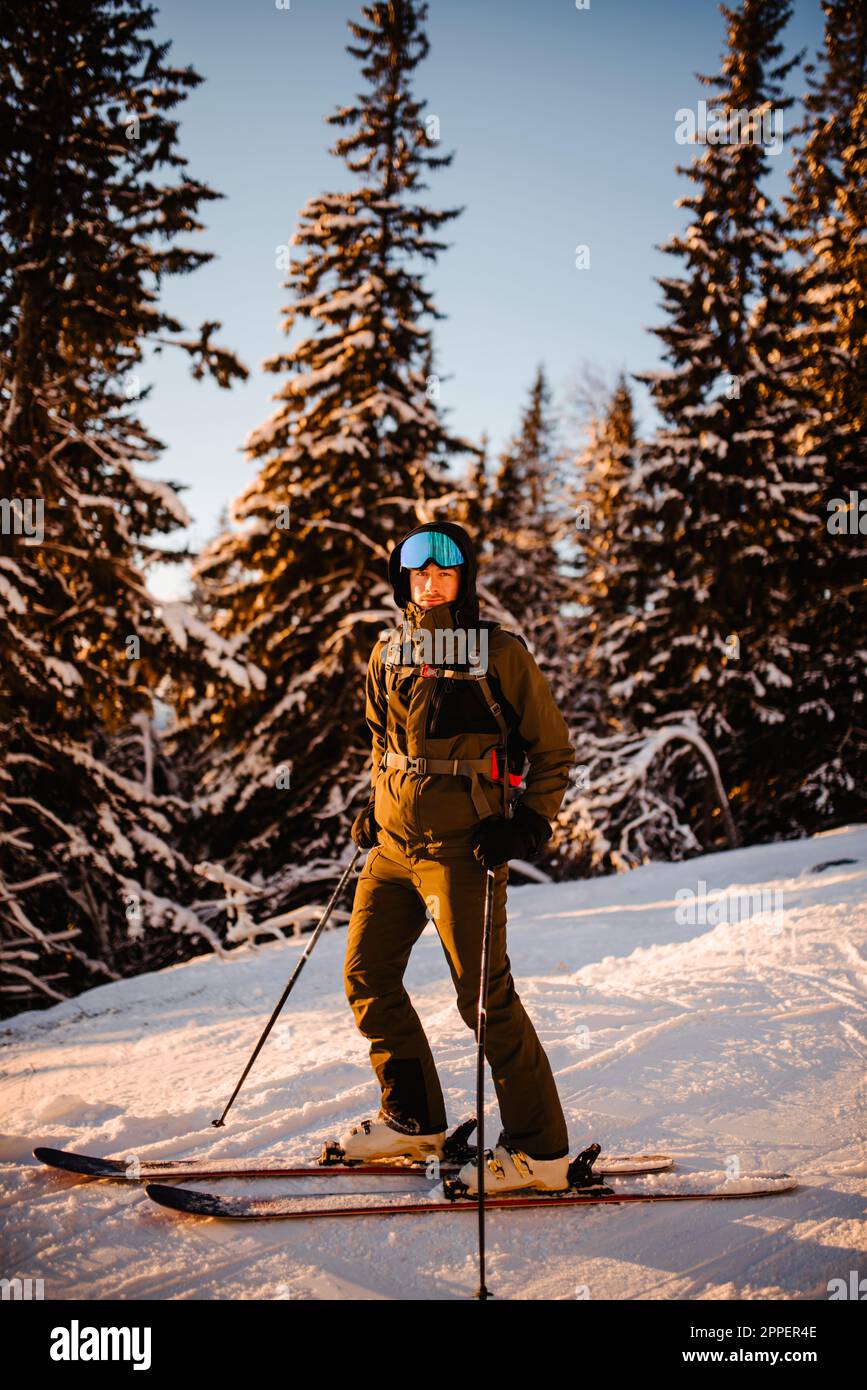 Blick auf den Skifahrer auf der Skipiste Stockfoto