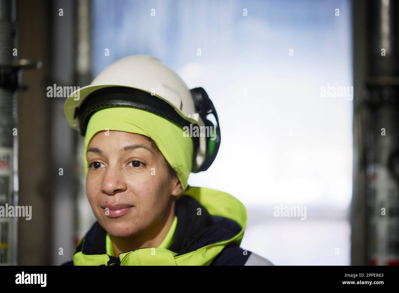 Ingenieurin mit Schutzhelm auf der Baustelle Stockfoto