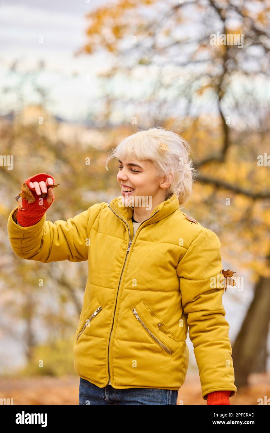 Lächelnde junge Frau wegschauen Stockfoto