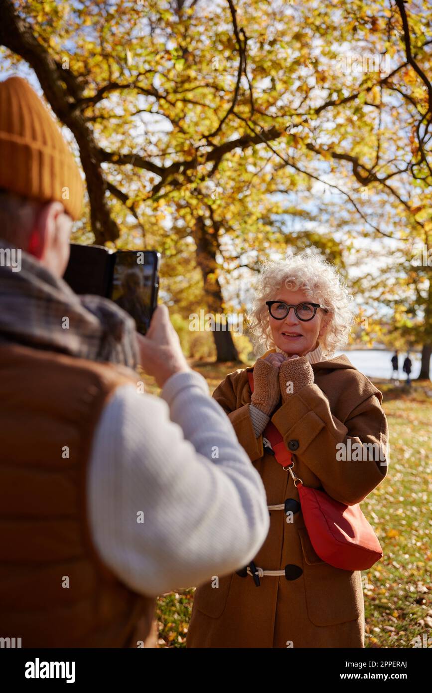 Mann fotografiert Frau mit Handy Stockfoto Mann fotografiert Frau mit Handy Stockfoto