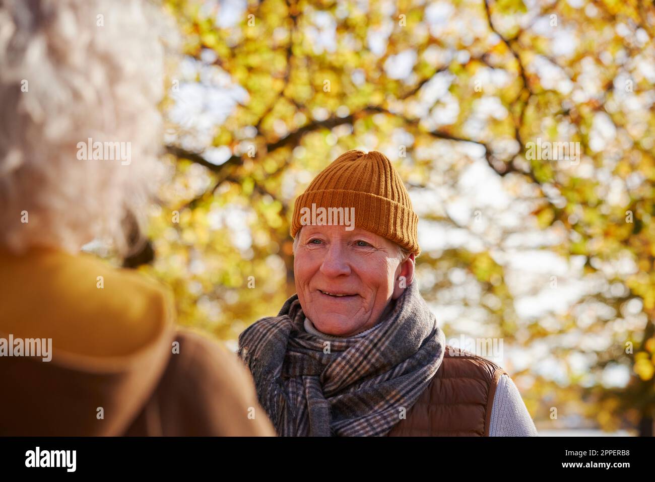 Lächelnd älterer Mann weg suchen Stockfoto