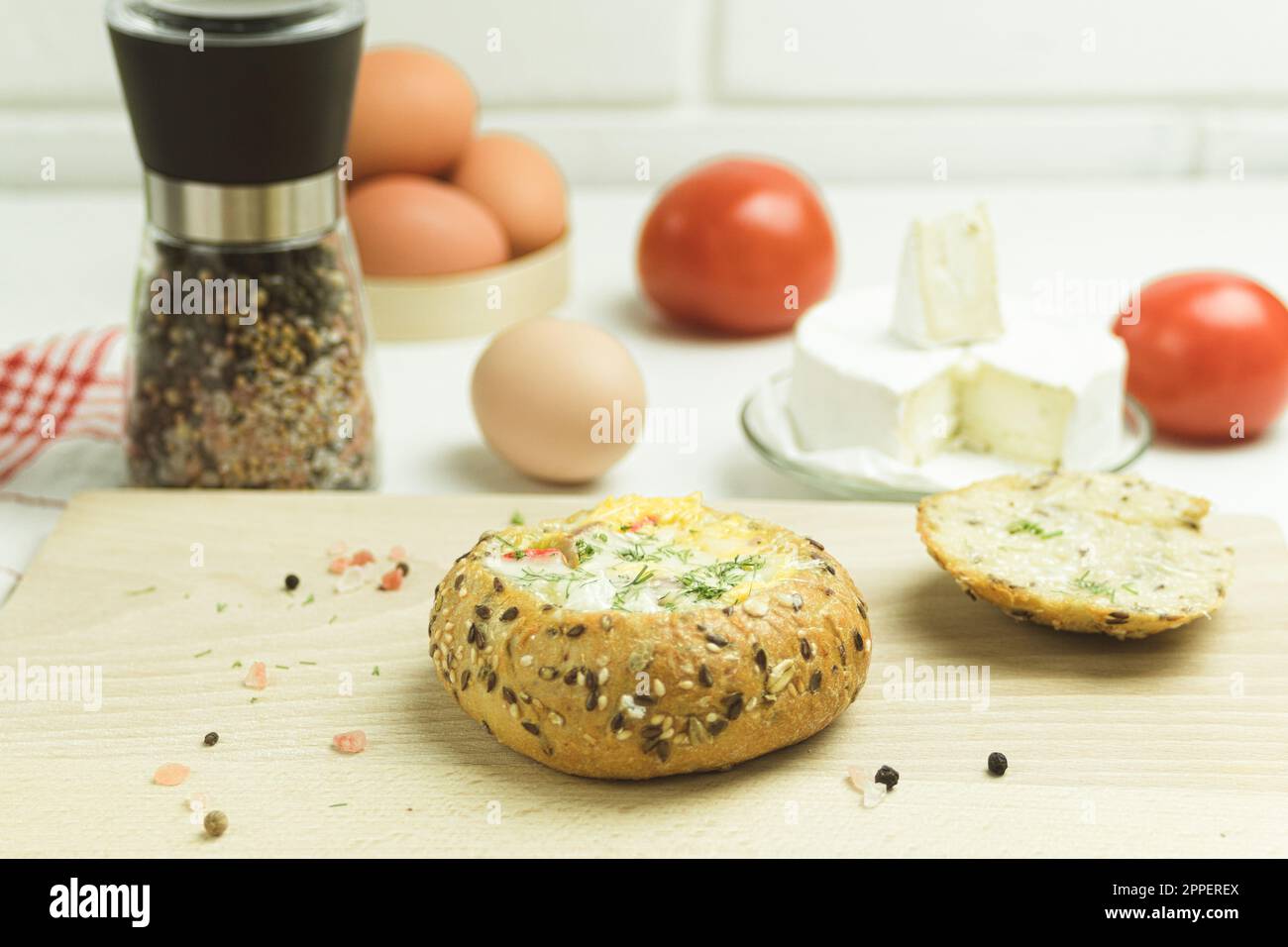 Brötchen mit Käse und Ei zum Frühstück. Sandwich mit Ei, Speck und Käse. Leckeres und gesundes Frühstück Stockfoto