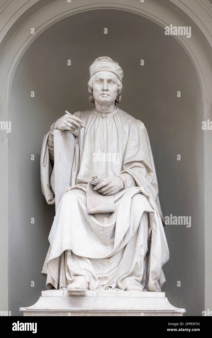 Statue von Arnolfo de Cambio vor der Kathedrale von Florenz, die er Ende des 13. Jahrhunderts entworfen hat. Stockfoto