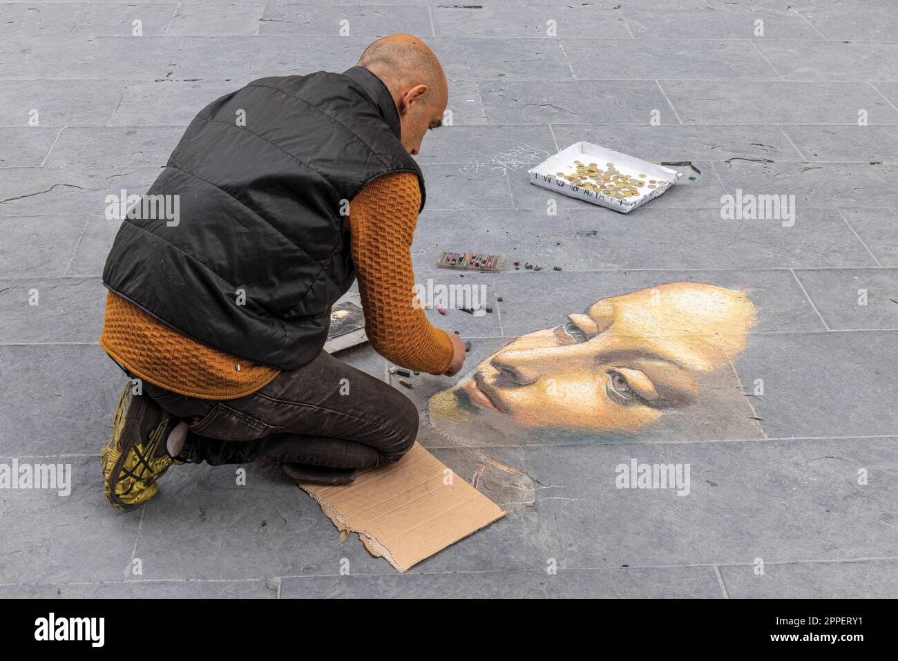 Ein Straßenkünstler bei der Arbeit mit seinen Kreiden. Florenz, Toskana, Italien. Das historische Zentrum von Florenz gehört zum UNESCO-Weltkulturerbe Stockfoto