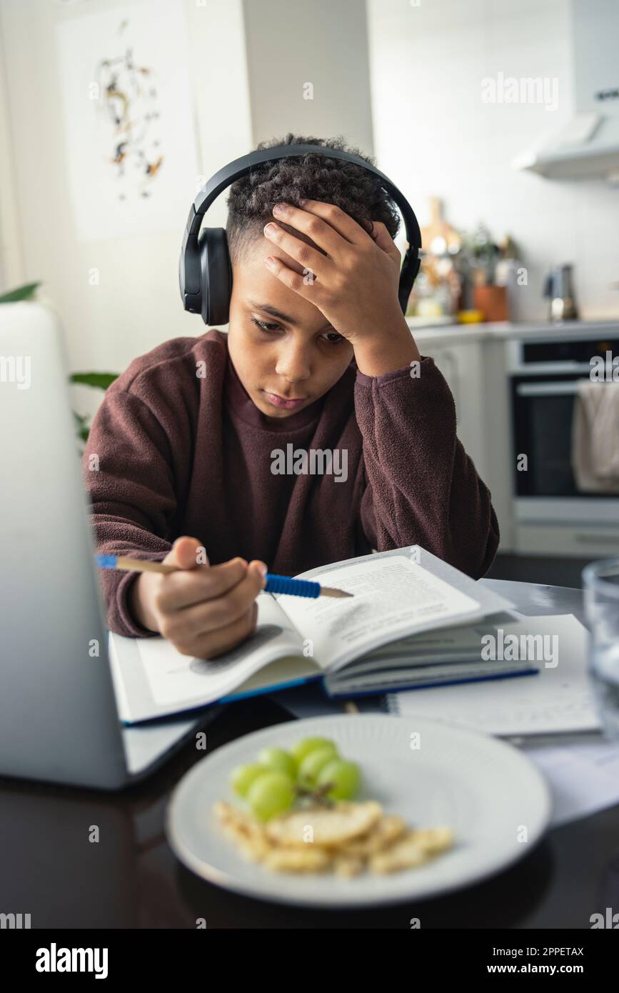 Junge, die Hausaufgaben zu Hause Stockfoto