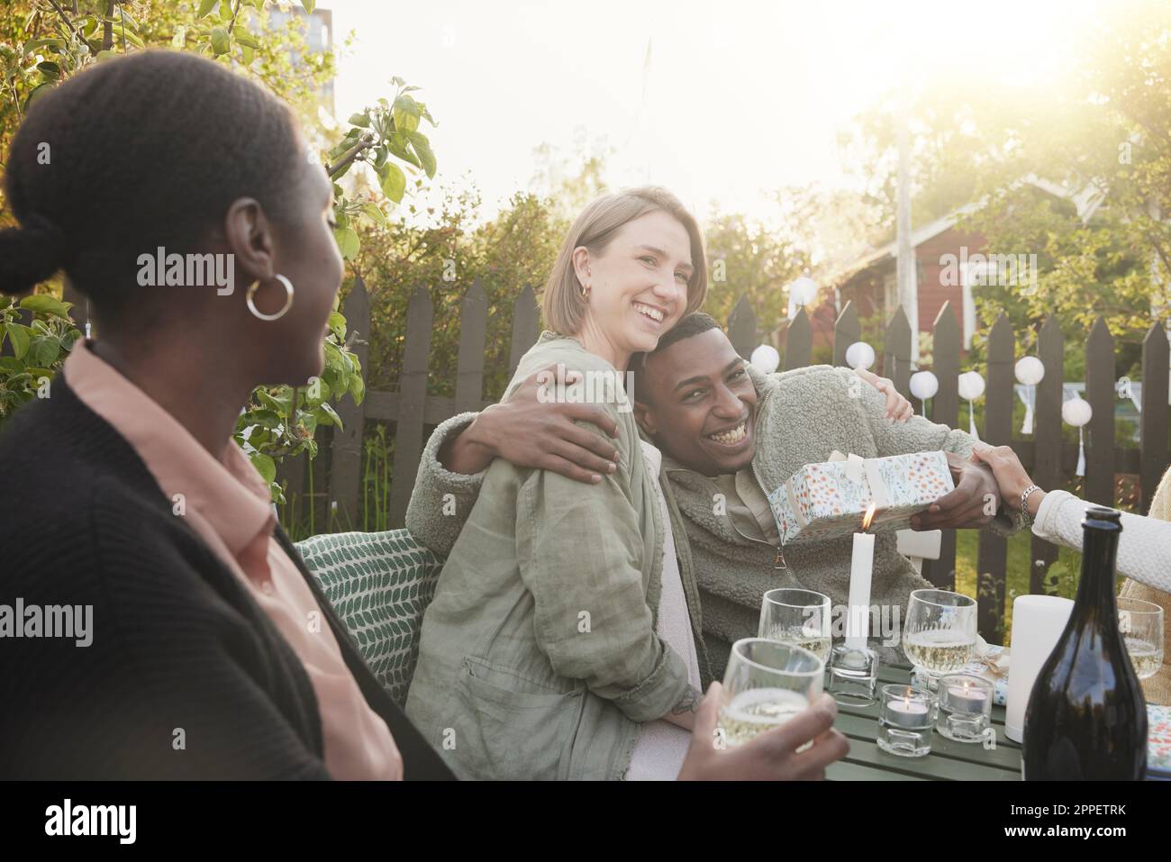 Fröhliche Freunde feiern im Garten Stockfoto