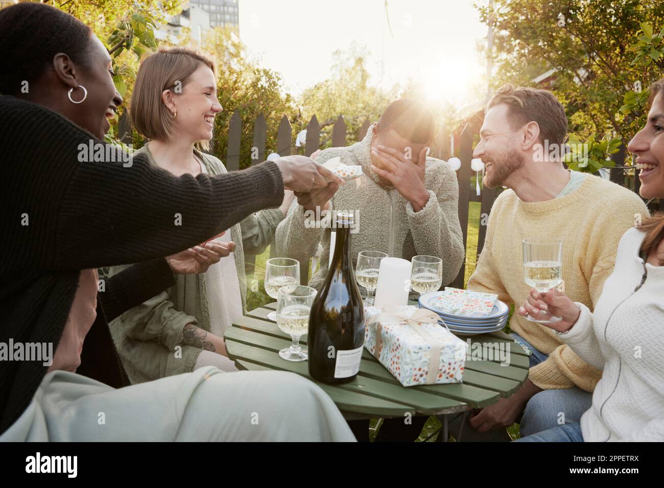 Fröhliche Freunde feiern im Garten Stockfoto