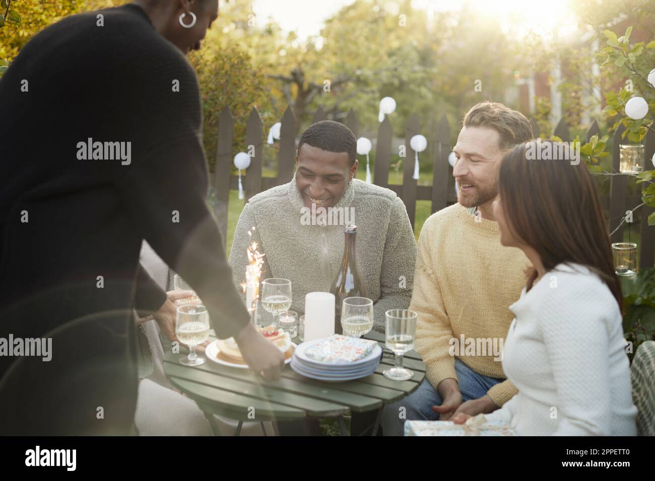Fröhliche Freunde feiern im Garten Stockfoto