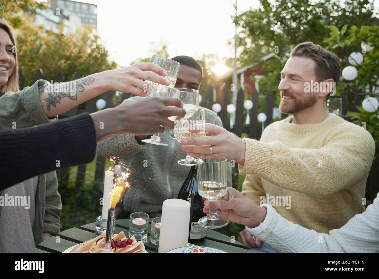 Fröhliche Freunde feiern im Garten Stockfoto