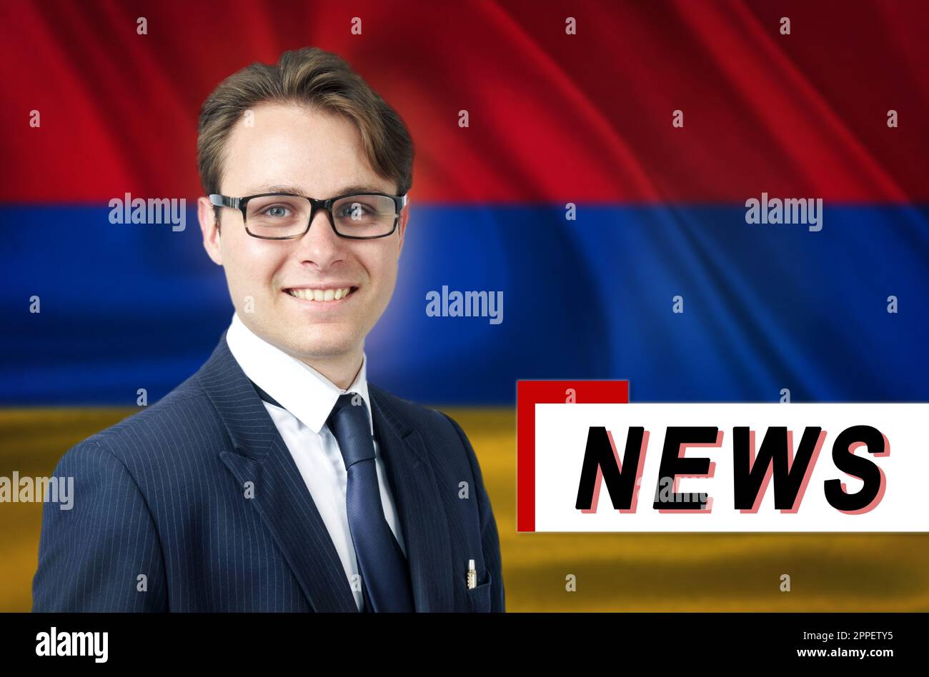 Nachrichtensprecher, erzählt die neuesten Nachrichten, lächelt, vor dem Hintergrund der Flagge Armenien. Medien und Propaganda. Stockfoto