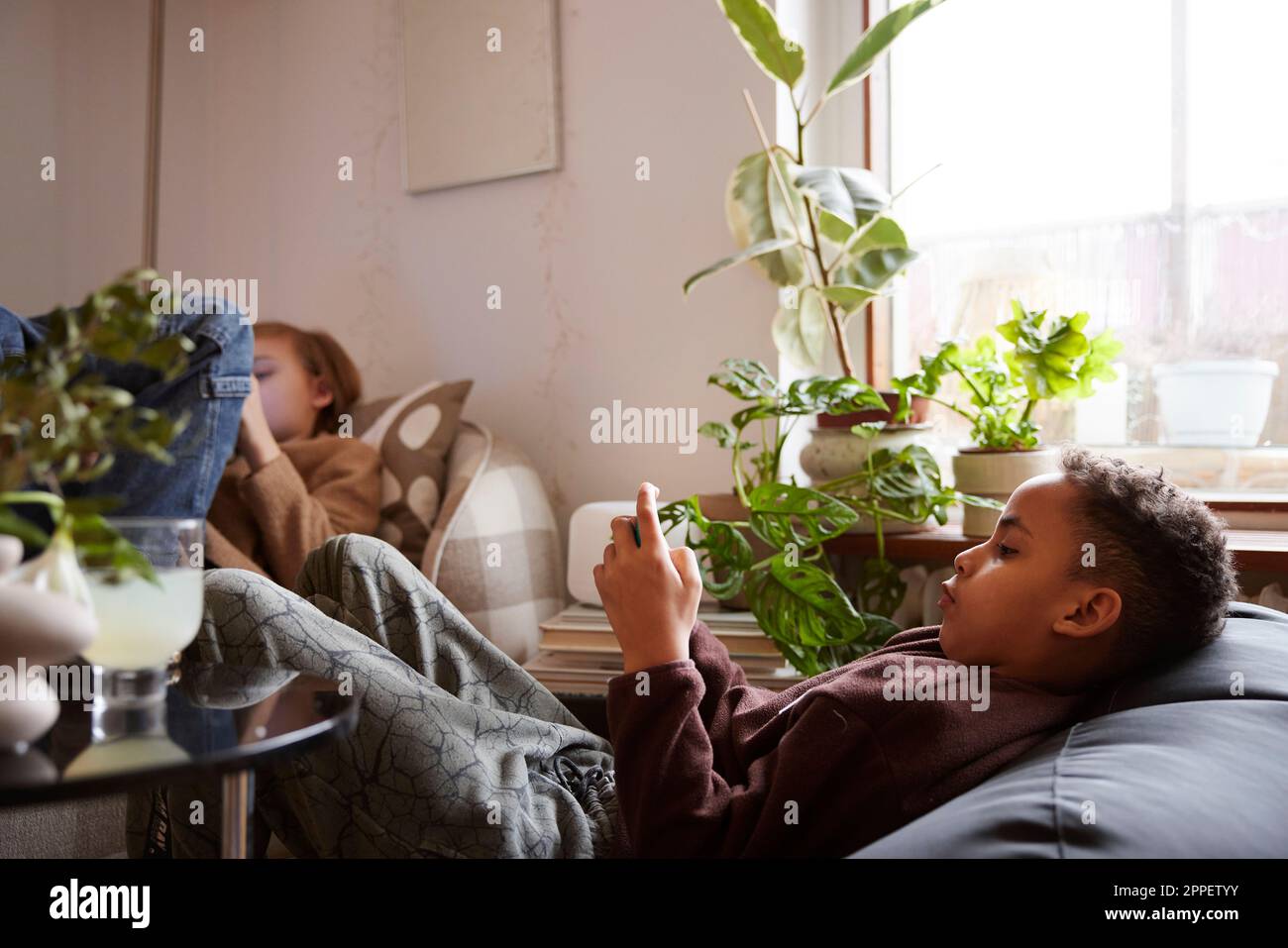 Kinder spielen zu Hause Videospiele Stockfoto