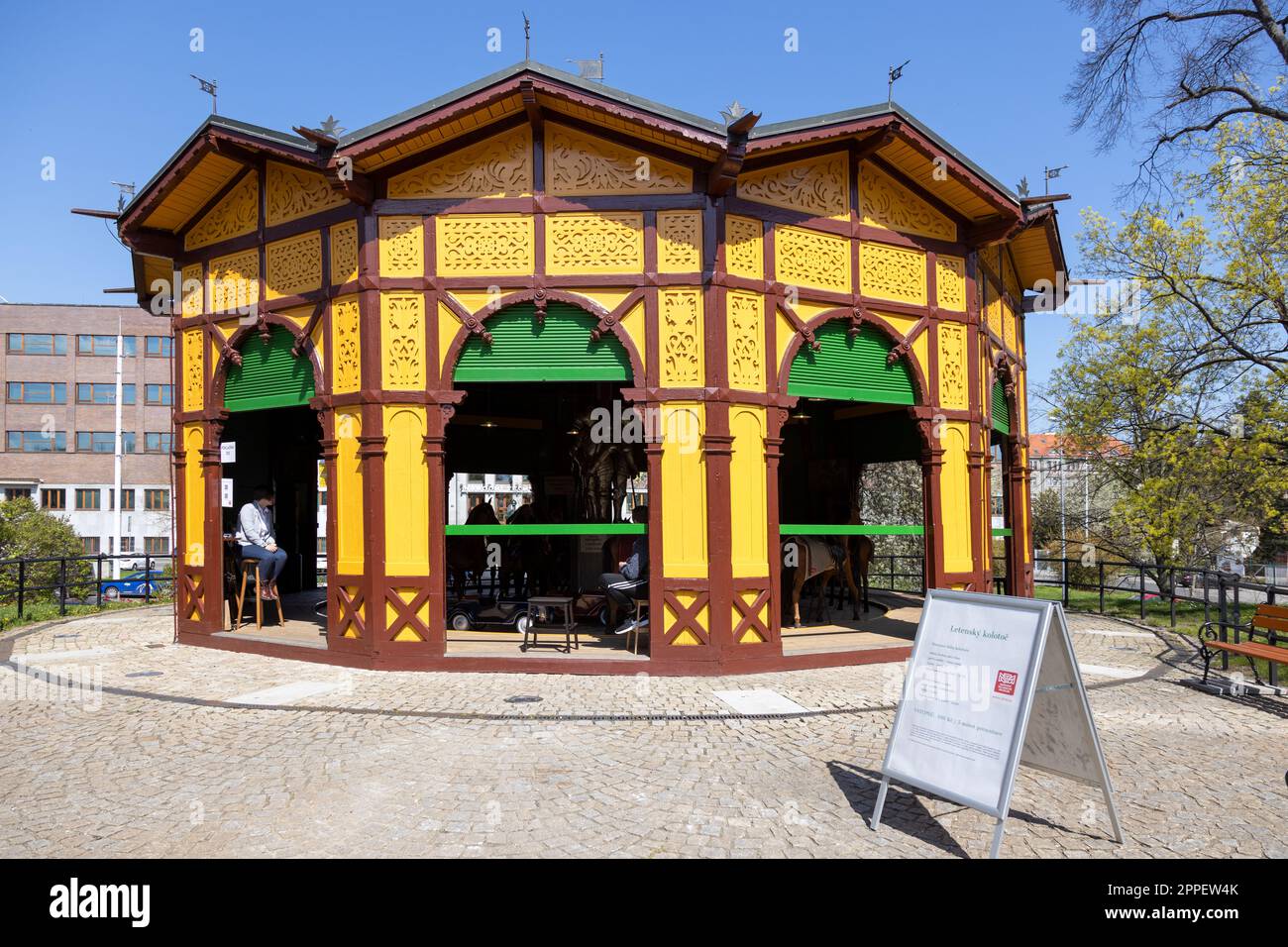 historický kolotoč z 1892 (nejstarší V evropě), Letenské sady, Praha, Česká republika / Historisches Karussell, das älteste in Europa, Letna Obstgarten, Prag, Stockfoto