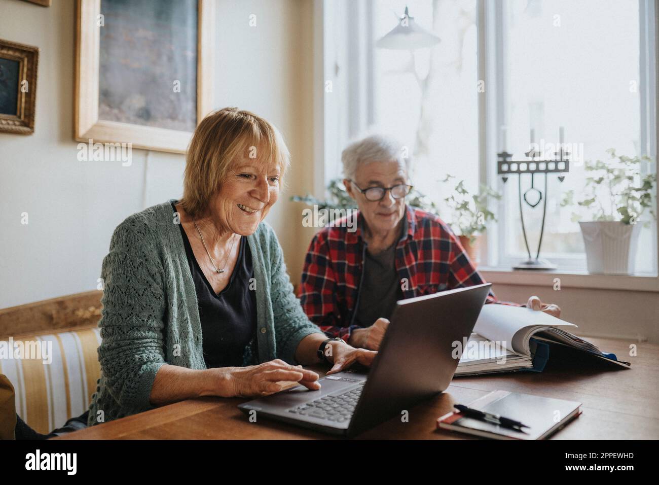 Älteres Paar mit Laptop zu Hause Stockfoto