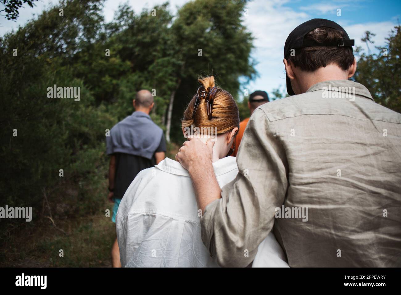 Rückansicht des Paares, das zusammen geht Stockfoto