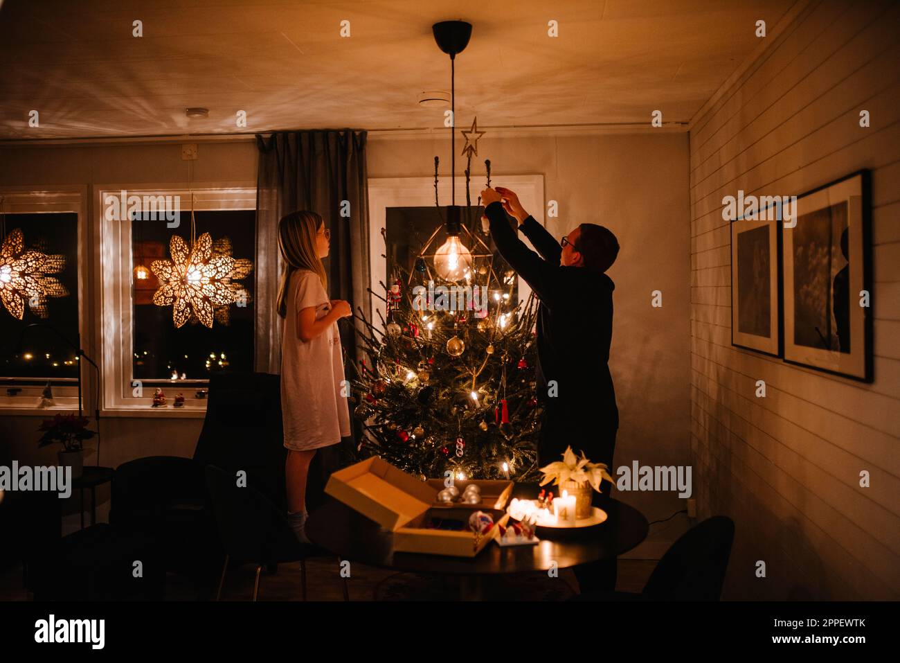 Vater und Tochter schmücken Weihnachtsbaum Stockfoto
