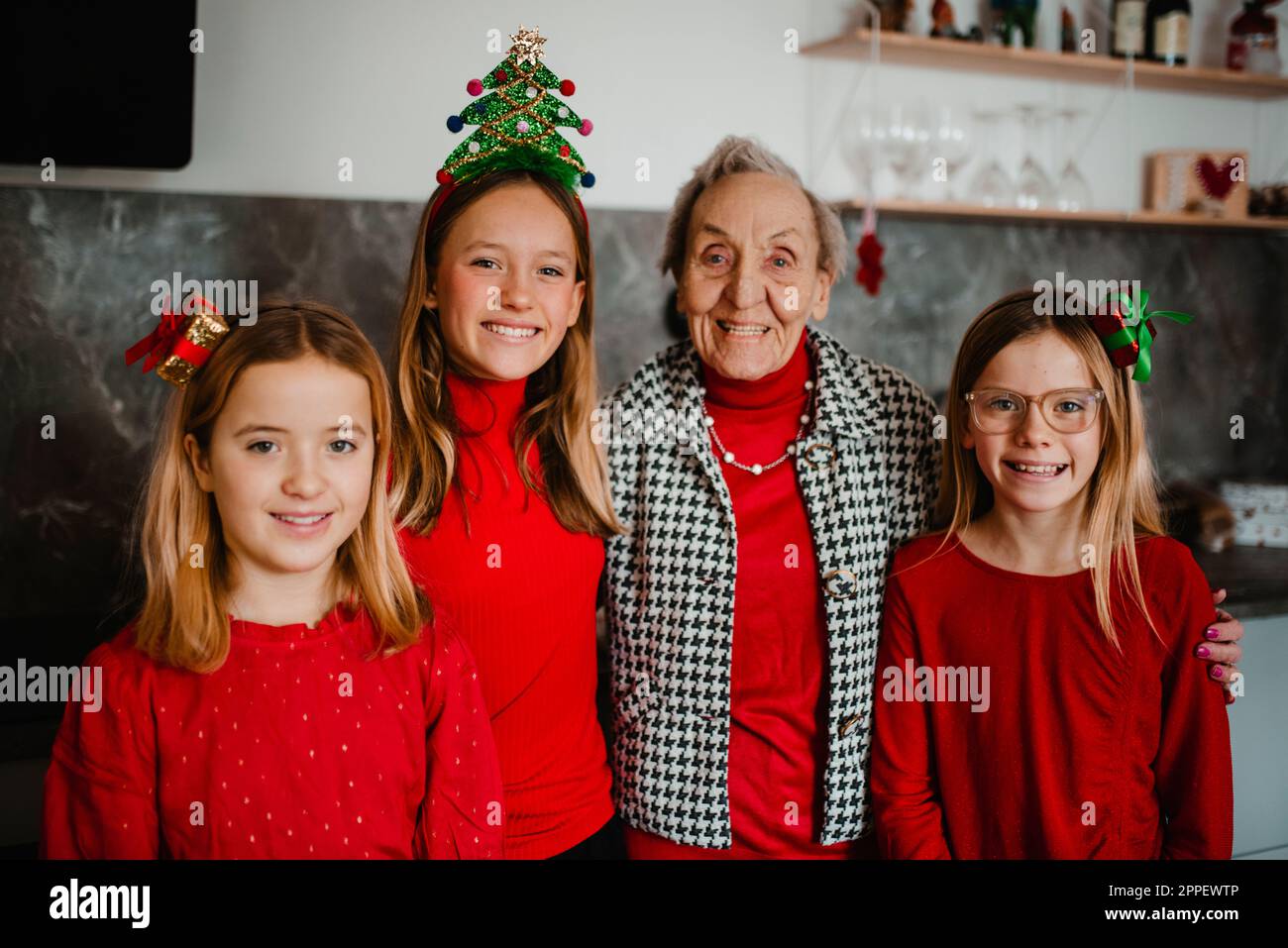 Weihnachtsporträt von Großmutter mit Enkelinnen Stockfoto