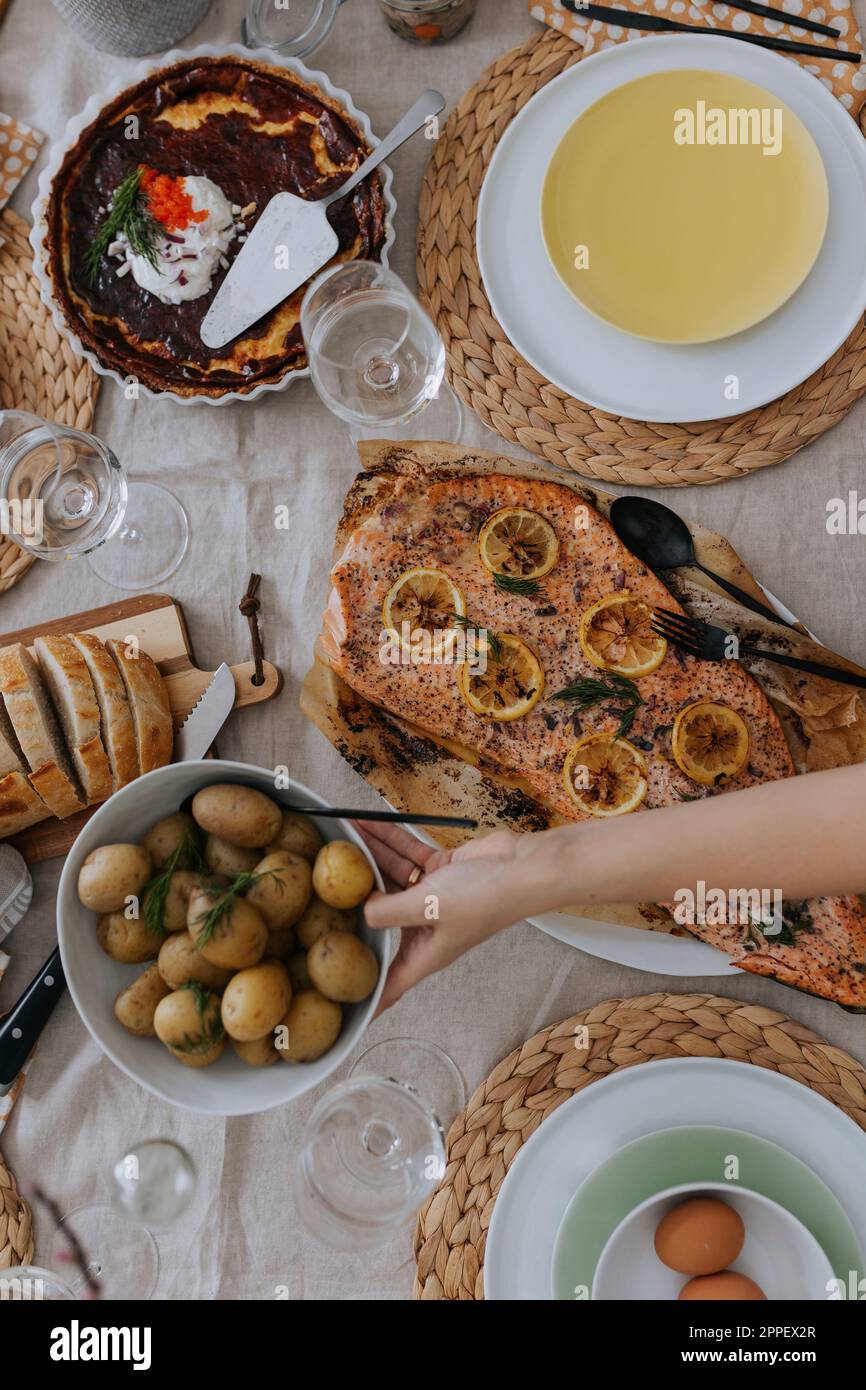 Tisch für Ostermahlzeit gedeckt Stockfoto