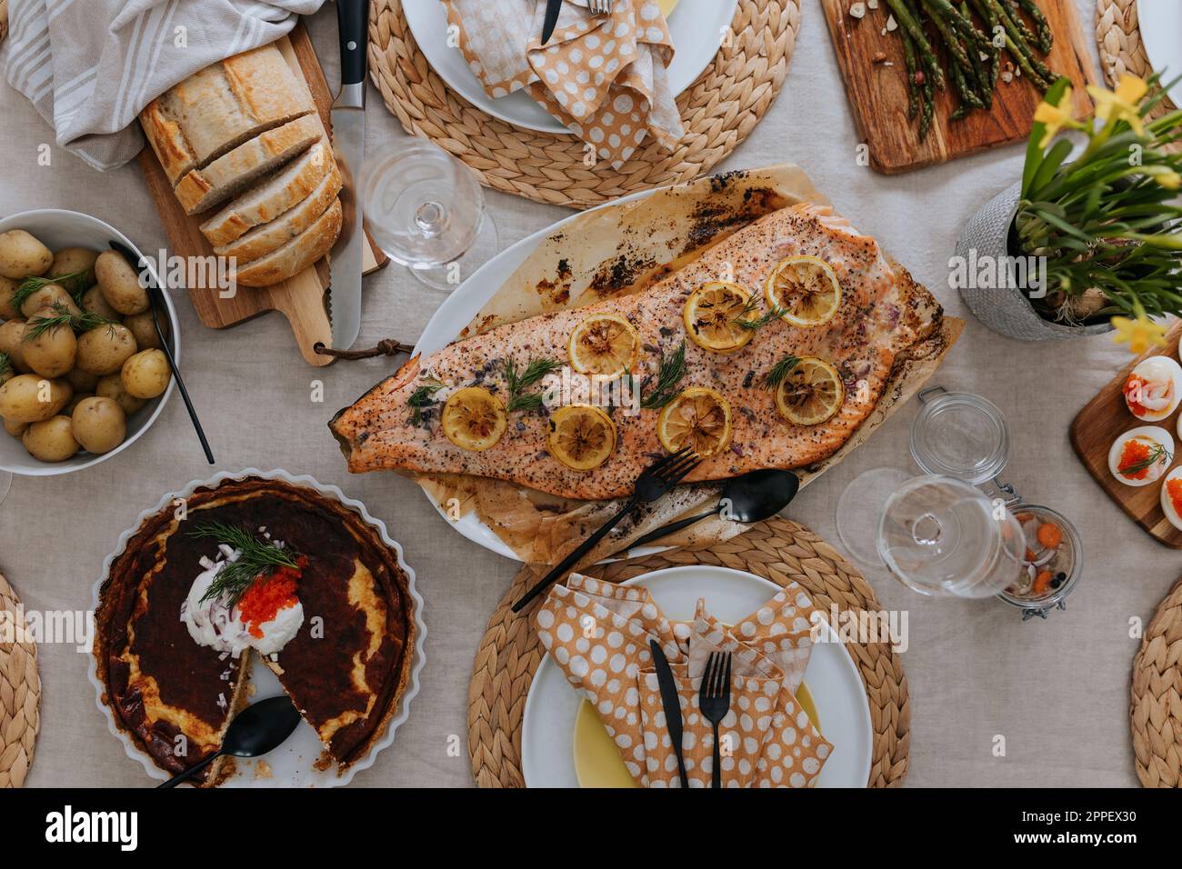 Tisch für Ostermahlzeit gedeckt Stockfoto