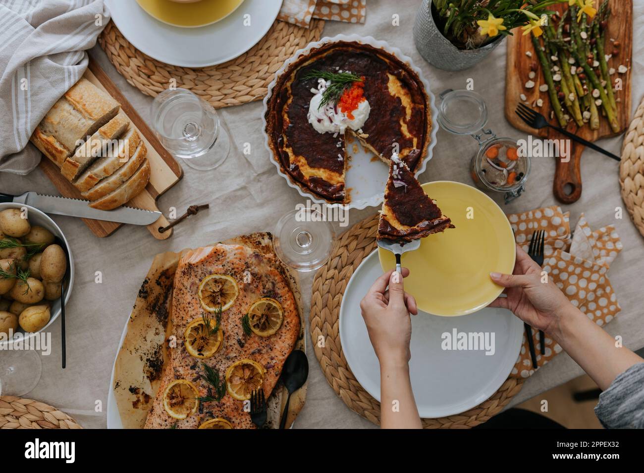 Tisch für Ostermahlzeit gedeckt Stockfoto