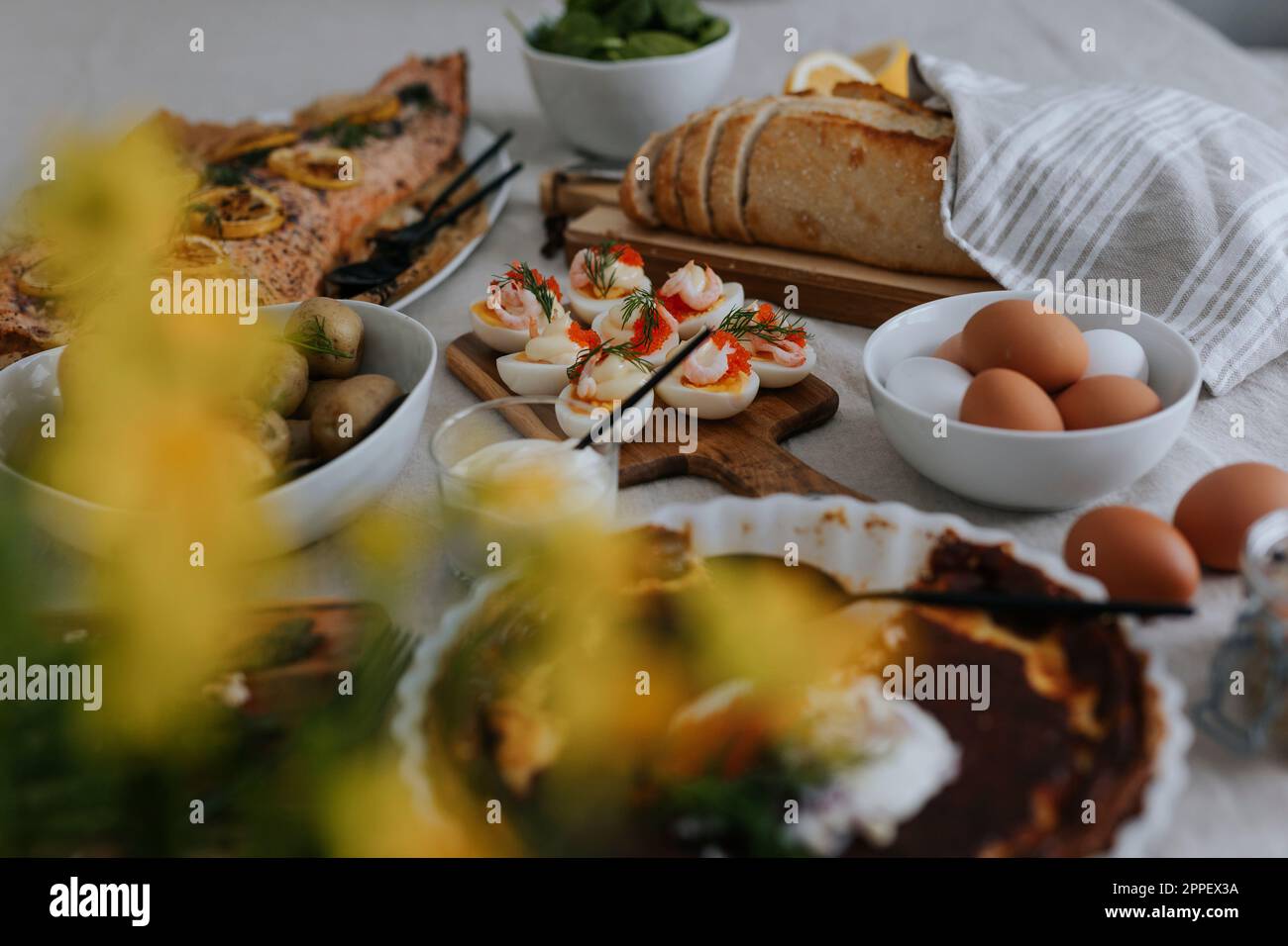 Tisch für Ostermahlzeit gedeckt Stockfoto