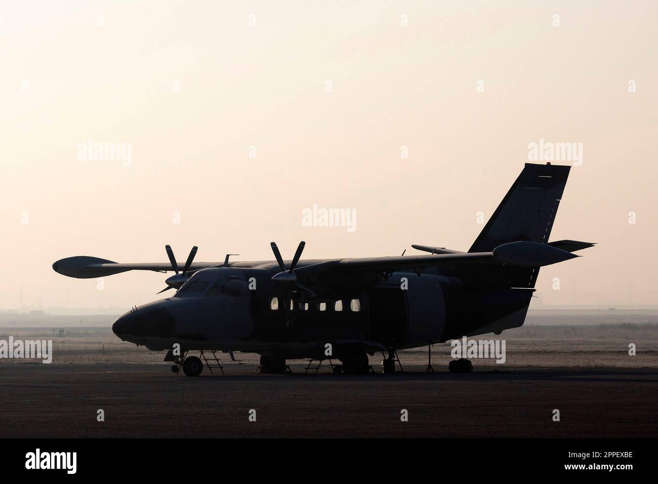 Der Let L-410 Turbolet ist ein zweimotoriges Kurzstreckenflugzeug. Stockfoto