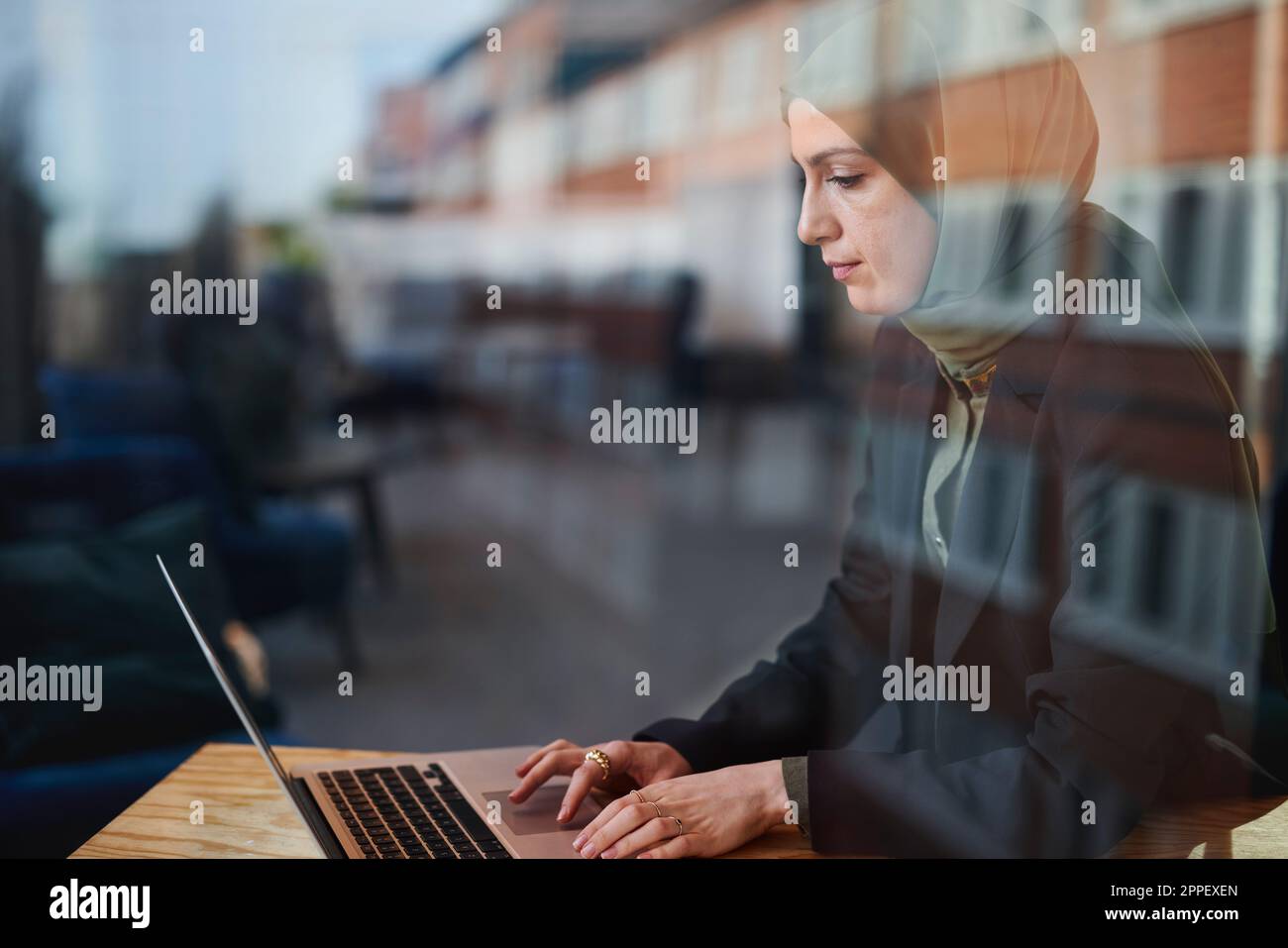 Frau in Café mit laptop Stockfoto