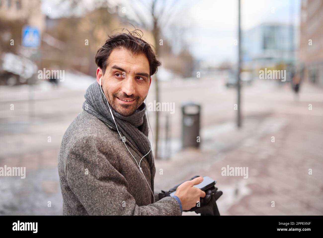 Eleganter Mann mit Smartphone auf der Straße Stockfoto