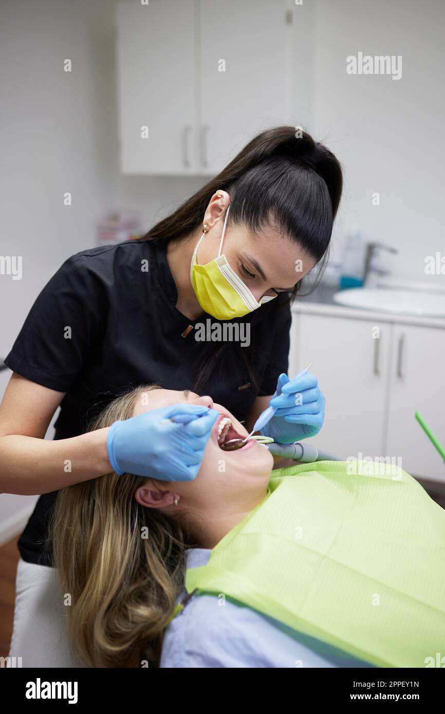 Zahnärztin mit Patientin in der Praxis Stockfoto