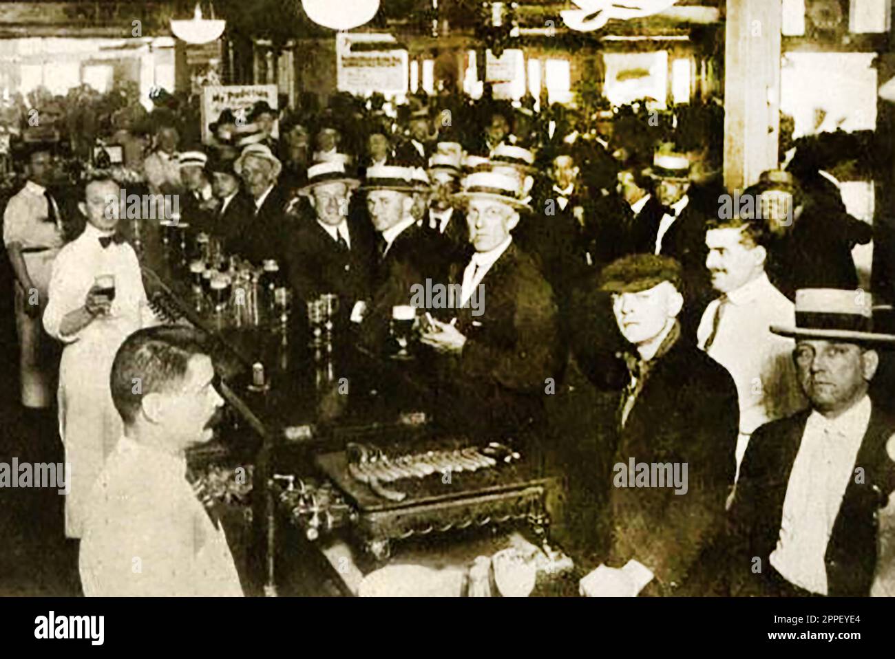 Ein altes Pressefoto, das eine Szene in einer amerikanischen Saloon-Bar zeigt, kurz vor der Verhängung des Verbots. Stockfoto