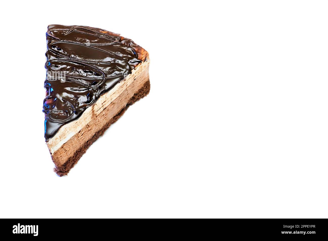 Ein Stück Schokoladencreme, brauner, leckerer Kuchen, isoliert auf Weiß Stockfoto