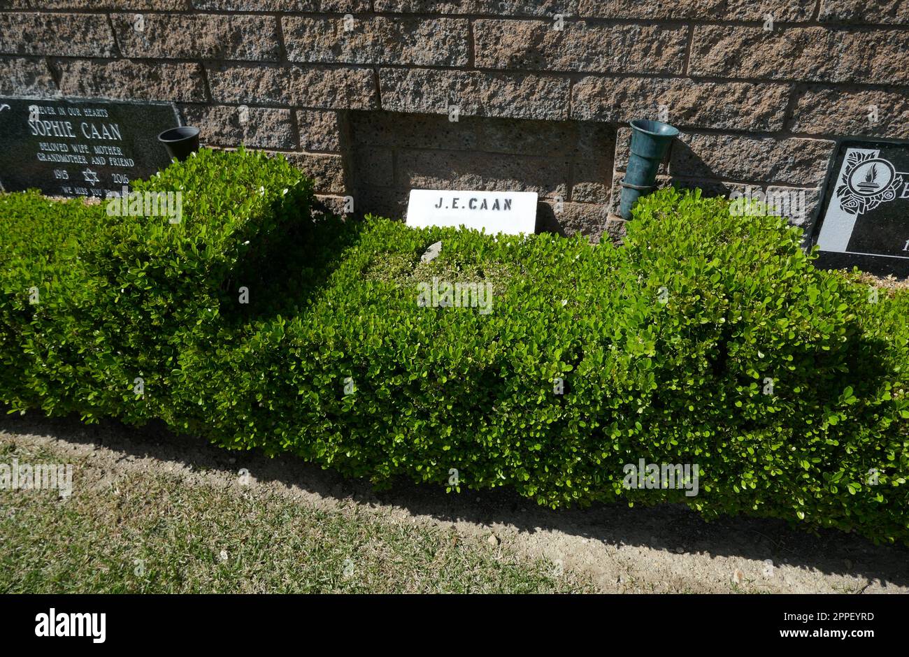 Mission Hills, Kalifornien, USA 23. April 2023 Schauspieler James Caan Grab in Mount Jerusalum Abschnitt im Eden Memorial Park am 23. April 2023 in Mission Hills, Kalifornien, USA. Foto: Barry King/Alamy Stock Photo Stockfoto