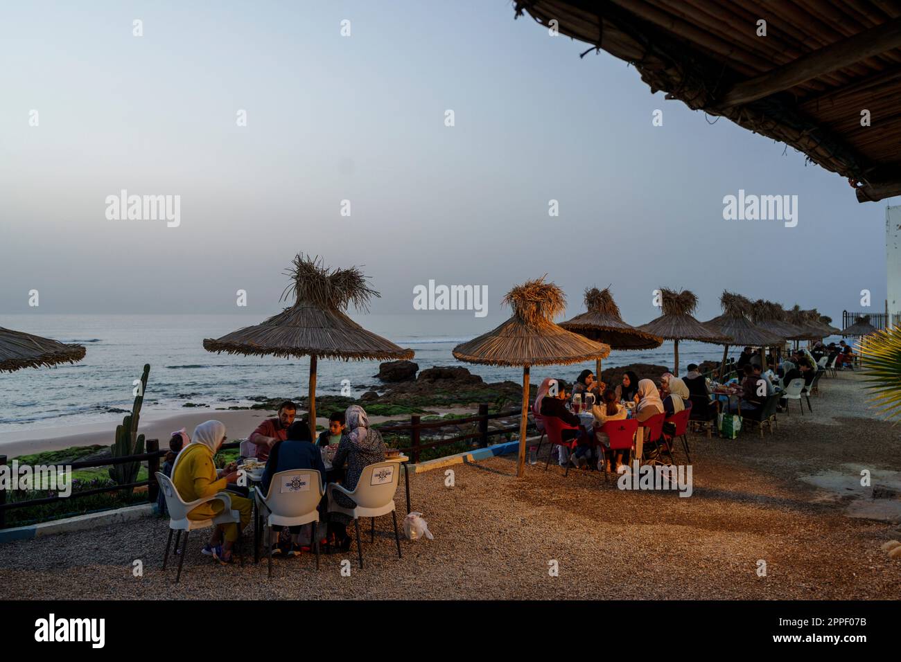 die muslimische Familie bricht die Tagszeit des ramadan vor dem Meer, Asilah, marokko, afrika Stockfoto