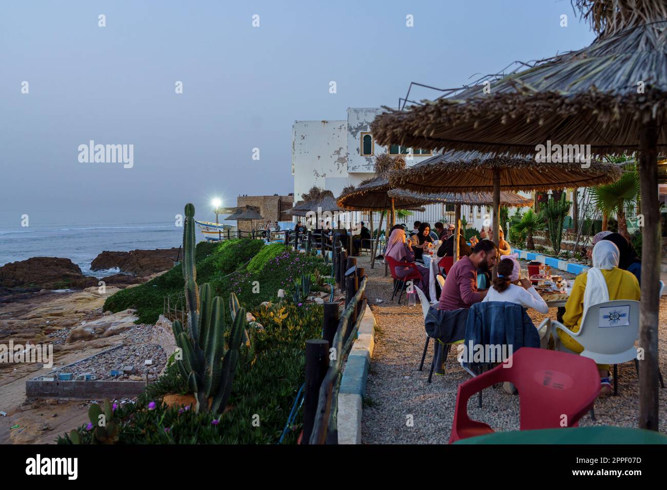 die muslimische Familie bricht die Tagszeit des ramadan vor dem Meer, Asilah, marokko, afrika Stockfoto