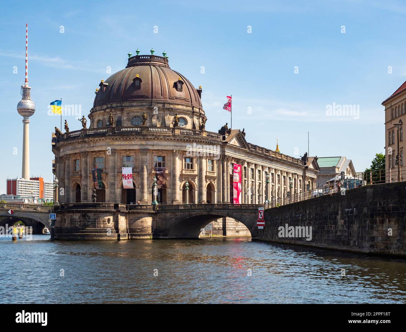 Berlin. Deutschland - Mai 2022: Bode-Museum, ehemals Kaiser-Friedrich-Museum in Museumsinsel genannt, mit Berliner Fernsehturm im Hintergrund Stockfoto