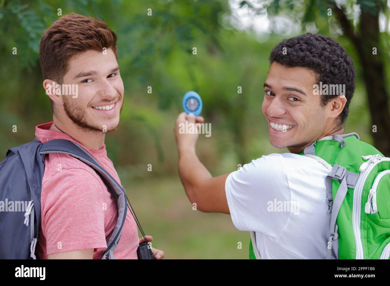 Junge Männer finden ihren Weg mit einem Kompass Stockfoto