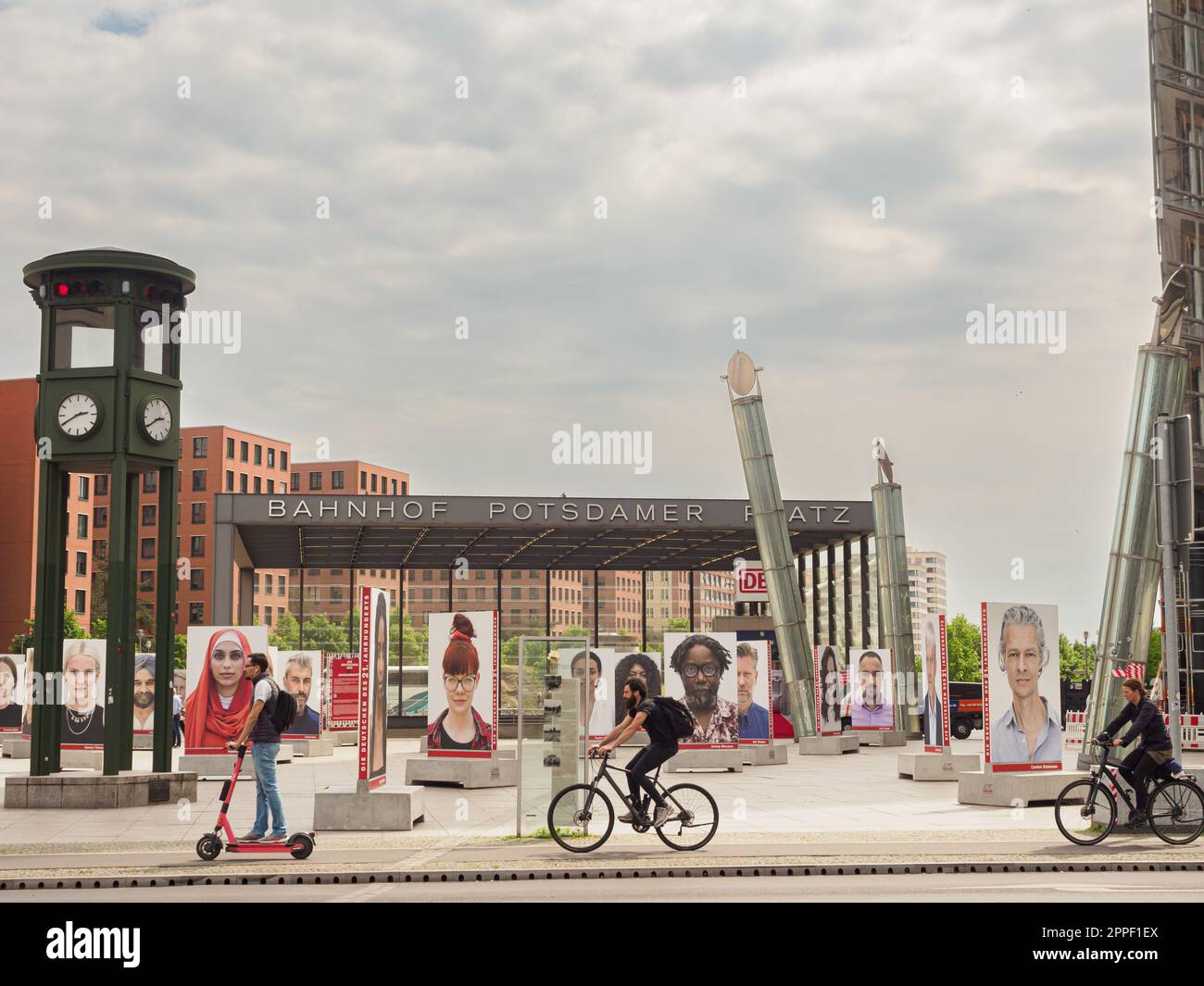 Berlin - Mai 2022: Potsdamer Platz mit seinen historischen Ampeln aus dem 19. Jahrhundert. Europa Stockfoto