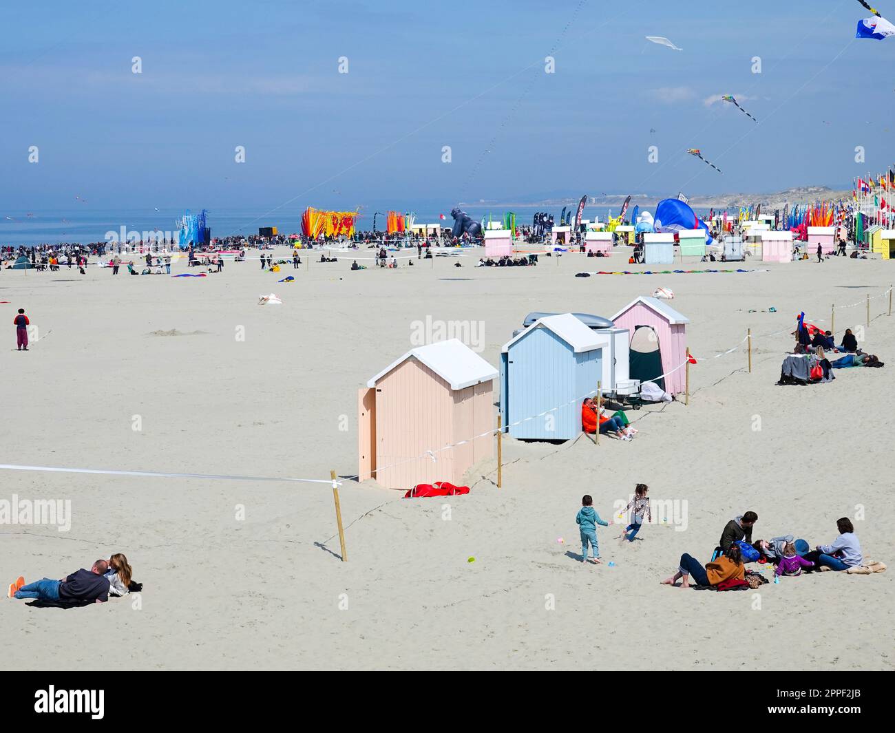 Menschen in Berck-sur-Mer, Frankreich, Drachen-Flugfestival, 36. Jahr der internationalen Veranstaltung, zieht jedes Jahr Hunderttausende von Zuschauern an. Stockfoto