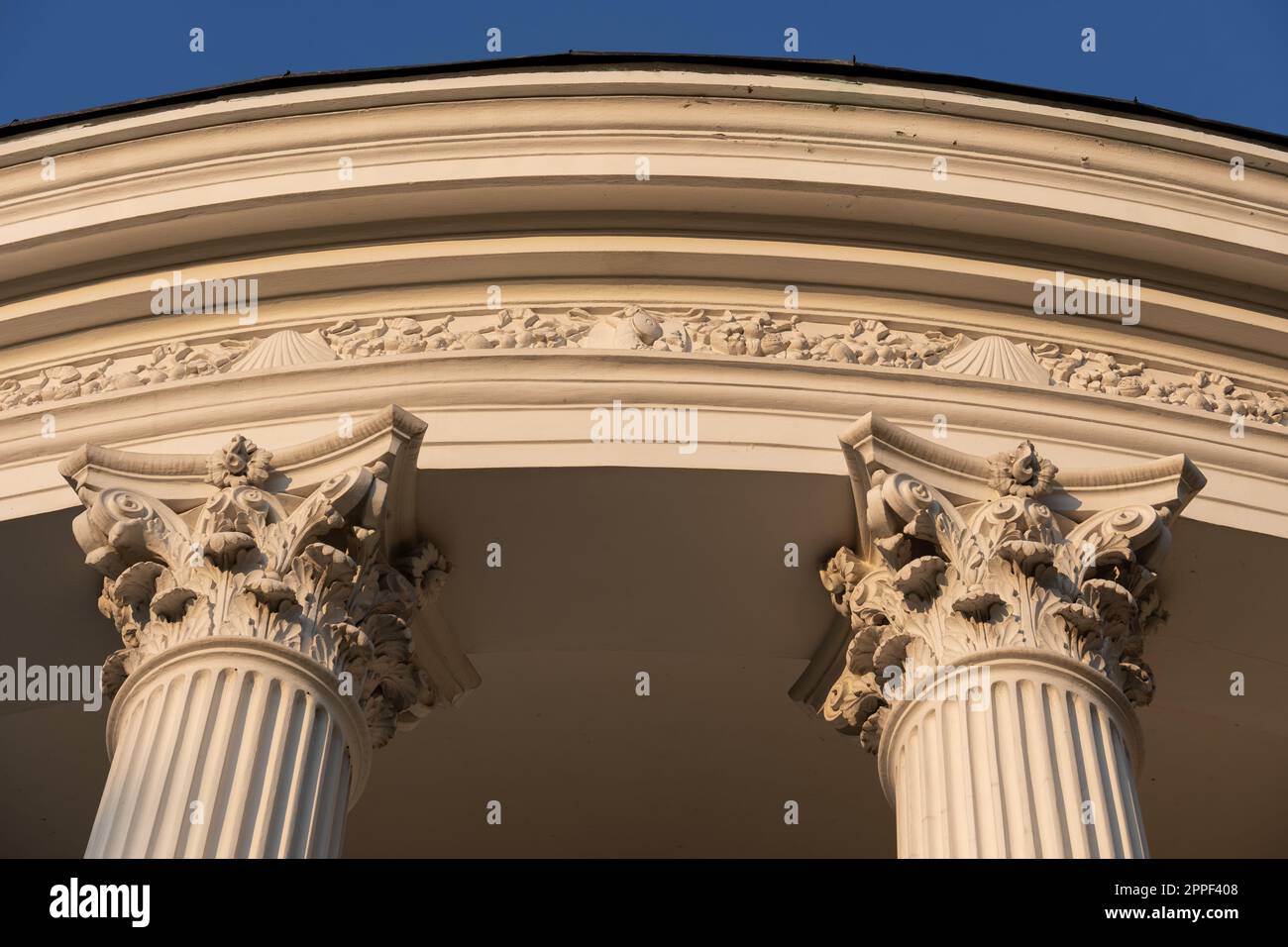 Korinthische Säulen, Hauptstädte des klassischen Wasserturms der Rotunde aus dem Jahr 1852, nach dem Vorbild des Tempels der Vesta in Tivoli, der sich im sächsischen Garten in Warschau befindet Stockfoto