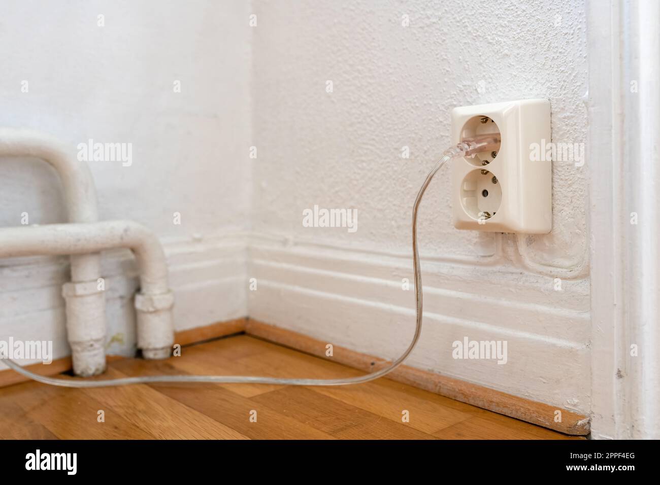Alte europäische Steckdose mit Wandkabeln, selektiver Fokus Stockfoto