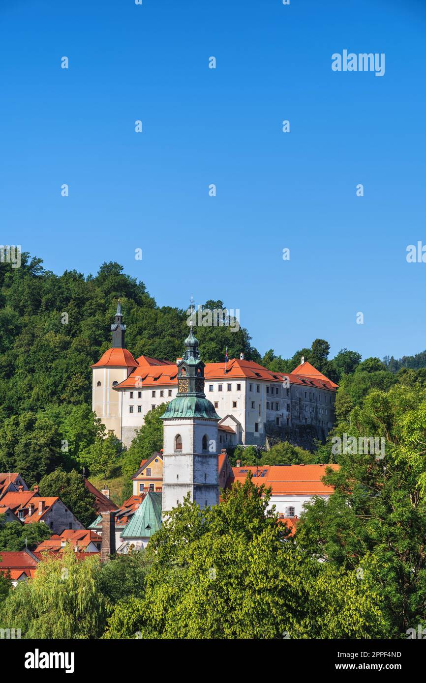Stadt Skofja Loka in Slowenien, Stadtbild mit Burg und Turm der St.-Jakob-Kirche, in Oberkrain. Stockfoto