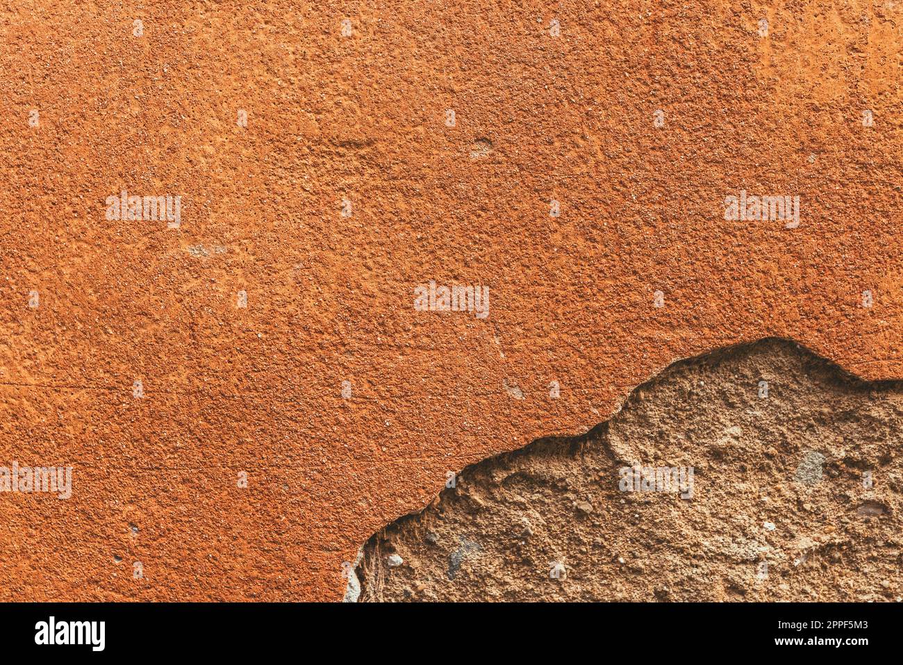 Gerissene und beschädigte Oberfläche der Gebäudefassade als Hintergrund Stockfoto