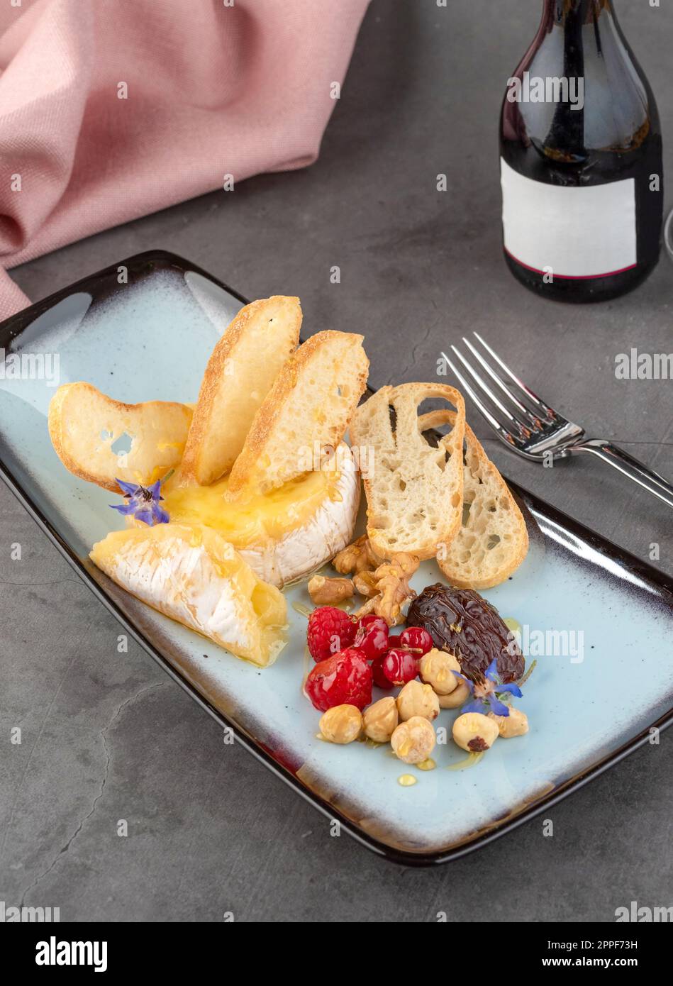 Heißer Camembert-Käse auf einem Steintisch im Feinschmeckerrestaurant Stockfoto
