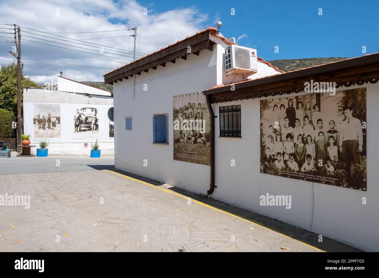 Historische Fotografien, die die Geschichte des Dorflebens im traditionellen zyprischen Bergdorf Lania, Limassol, Zypern, darstellen. Stockfoto