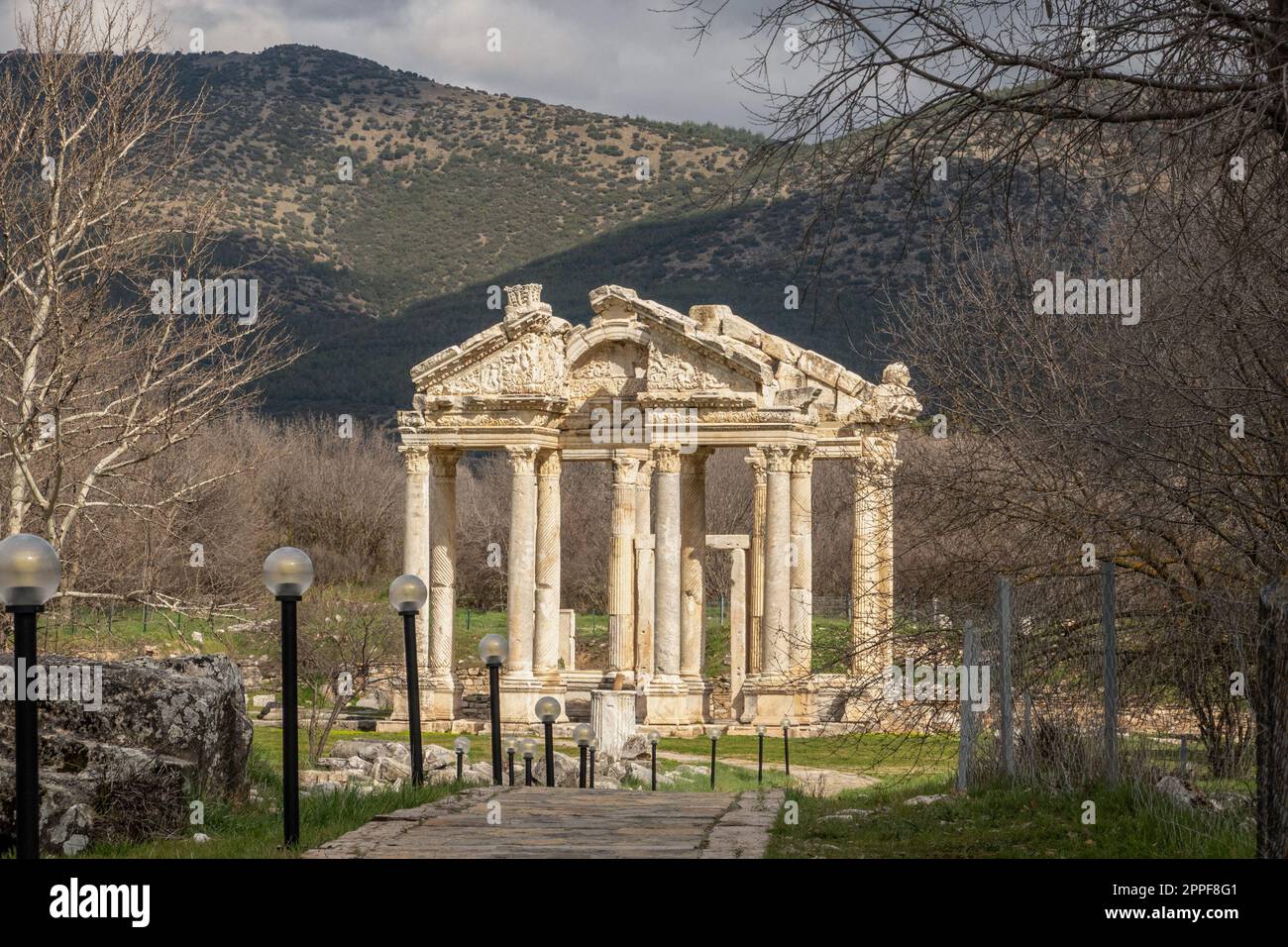 Aphrodisias, Türkei, ist eine beeindruckende und gut erhaltene archäologische Stätte mit einer beeindruckenden Sammlung antiker Gebäude und Kunstwerke. Besucher können die bemerkenswert erhaltenen Bauten erkunden, darunter das beeindruckende Stadion, den Tempel der Aphrodite und das weltberühmte Aphrodisias Museum, das einige der beeindruckendsten Beispiele römischer Skulpturen und Kunstwerke zeigt. Stockfoto